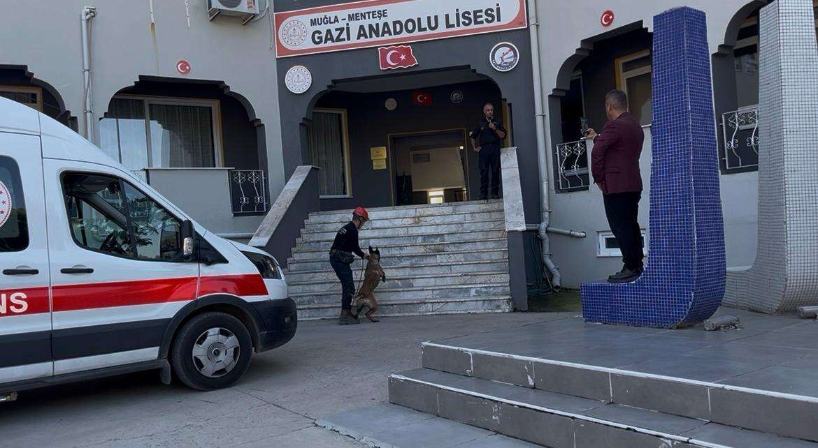 Menteşe’de Okulda Yangın Tatbikatı: Arama Kurtarma Köpeği De Görev Aldı 9